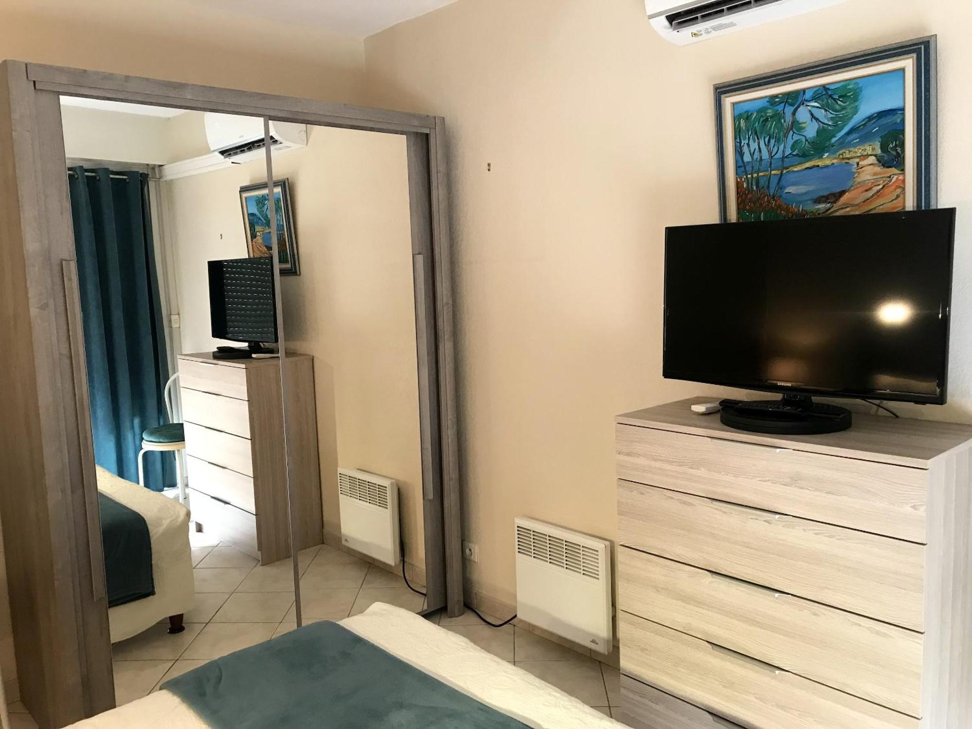 Appartement D'une Avec Vue Sur La Balcon Et Wifi A